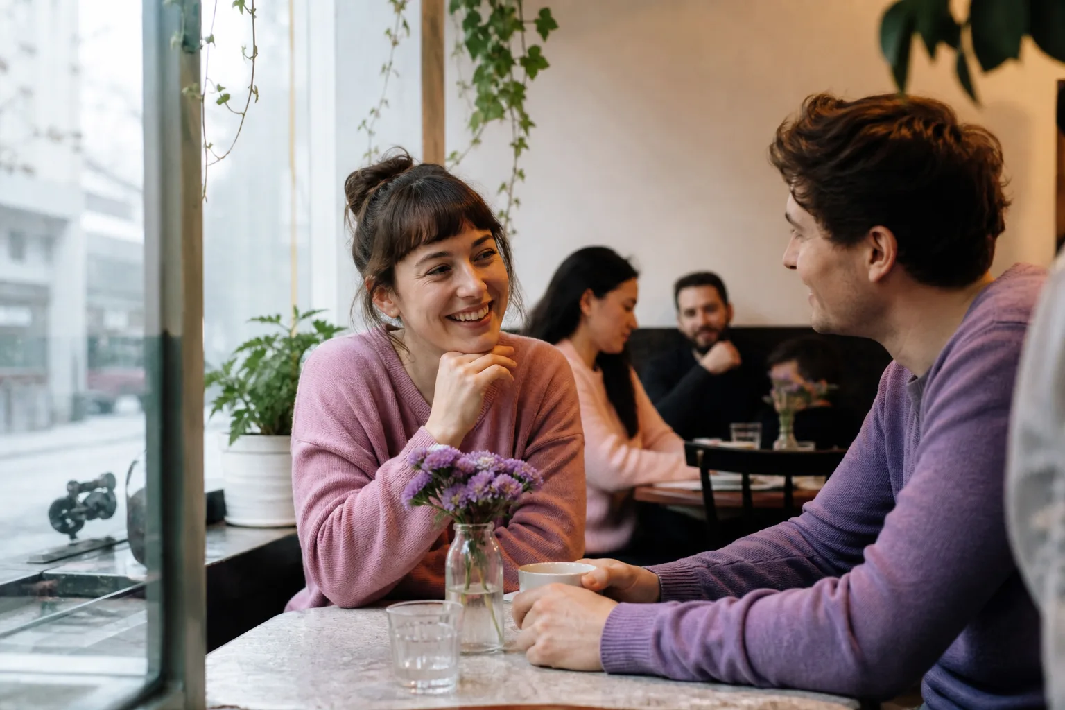 Woman in Edinburgh comparing free dating websites on her laptop